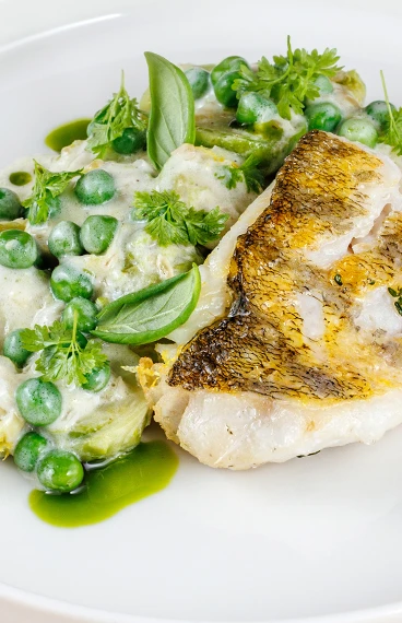 Филе судака с брюссельской капустой и зеленым горошком