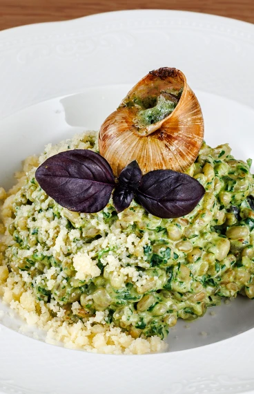 Перловка с улитками и соусом песто